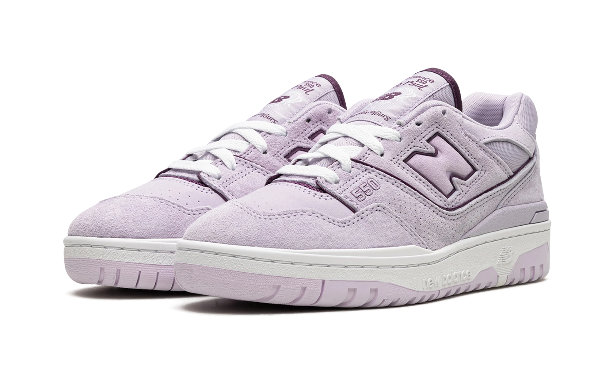 Vue de face de la paire de sneakers New Balance 550 Rich Paul Forever Yours gris et violet.