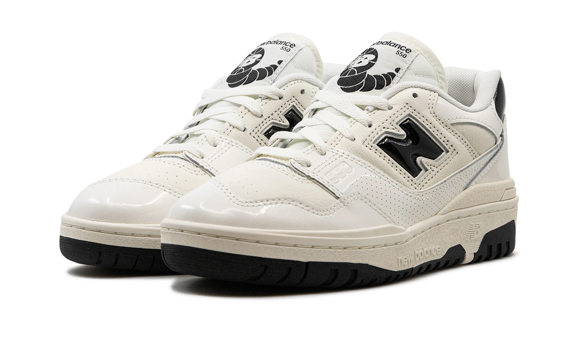Vue de face de la paire de sneakers New Balance 550 Sea Salt Black Patent blanc et noir.