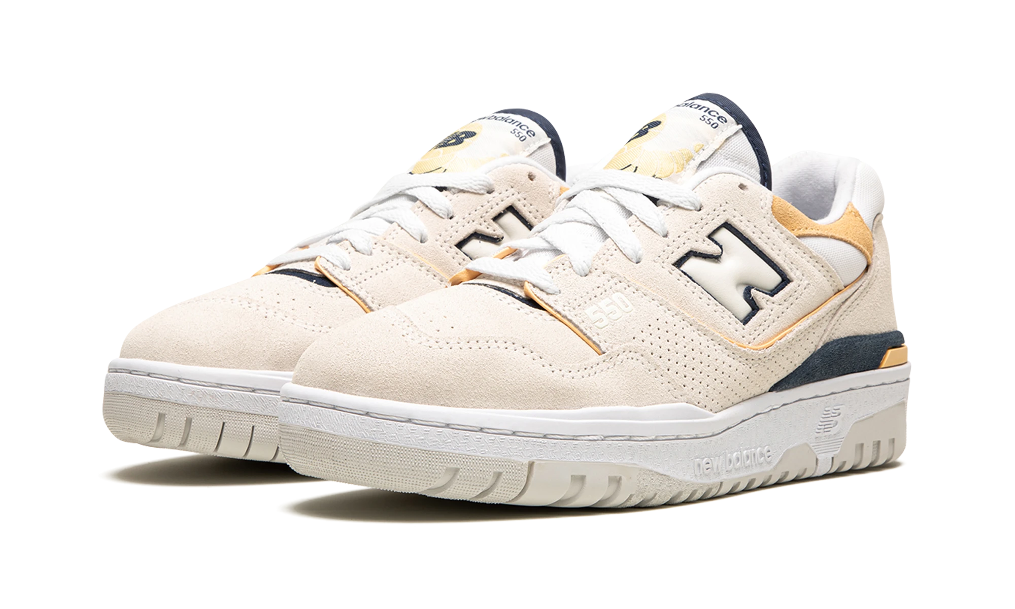 Vue de face de la paire de sneakers New Balance 550 Sea Salt Navy Raw Sugar blanc et bleu.