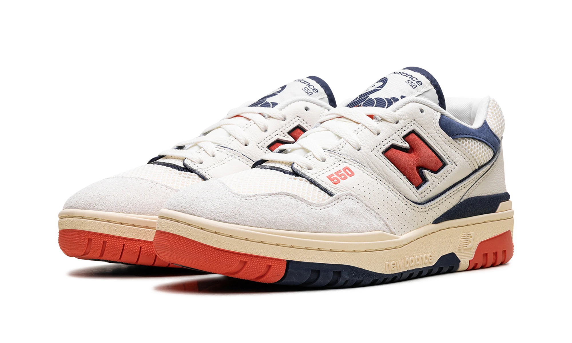 Detail van de binnenkant van de sneaker New Balance 550 Sea Salt Pack Blast Red (BB550CPB) blanc et rouge.