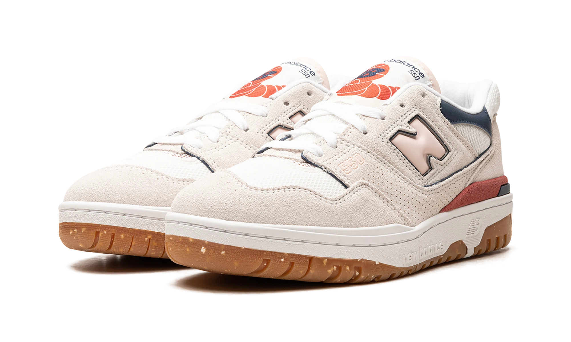 Vue de face de la paire de sneakers New Balance 550 Sea Salt Quartz Pink Astro Dust blanc, rose et gris.