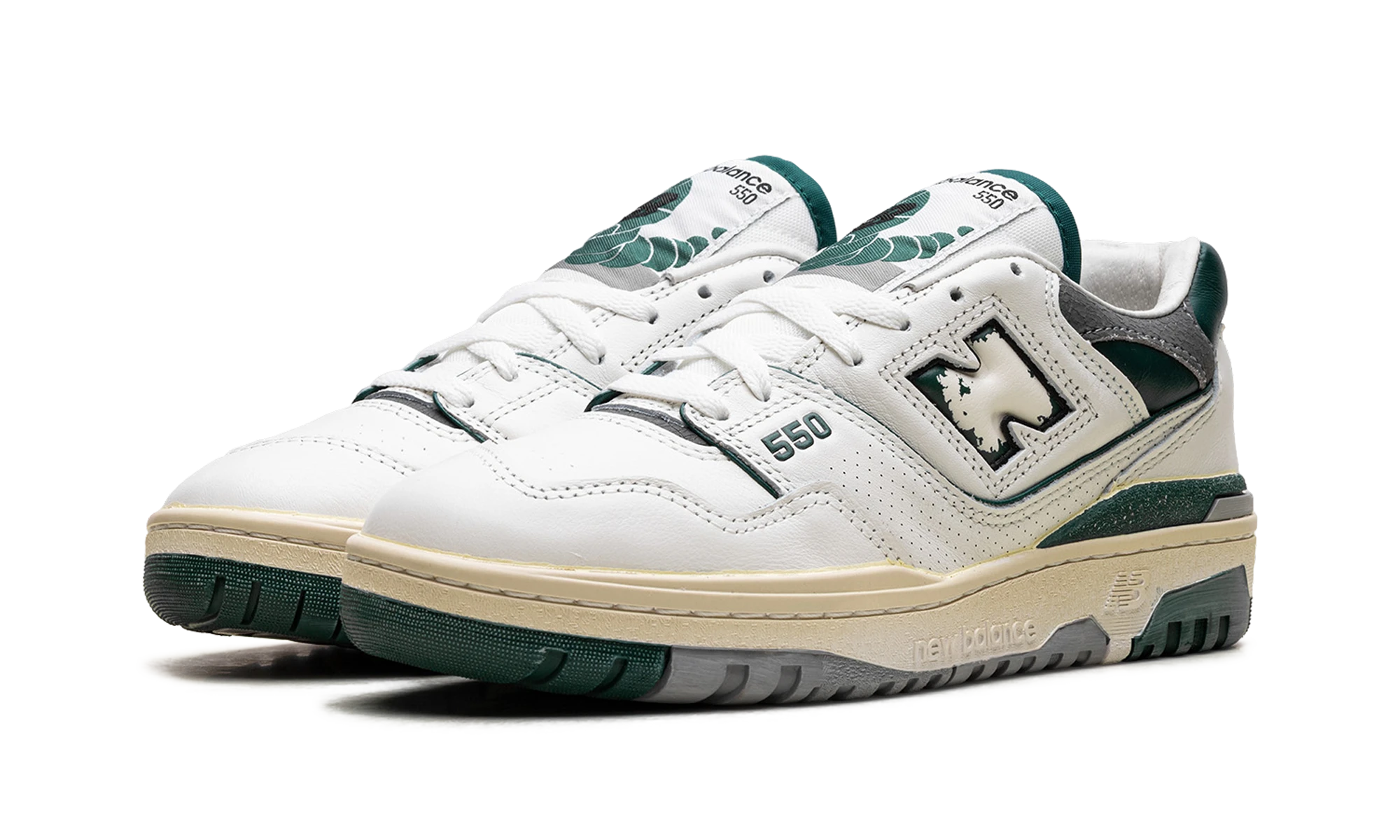 Vue de face de la paire de sneakers New Balance 550 Vintage Pack Marsh Green blanc, vert et gris.