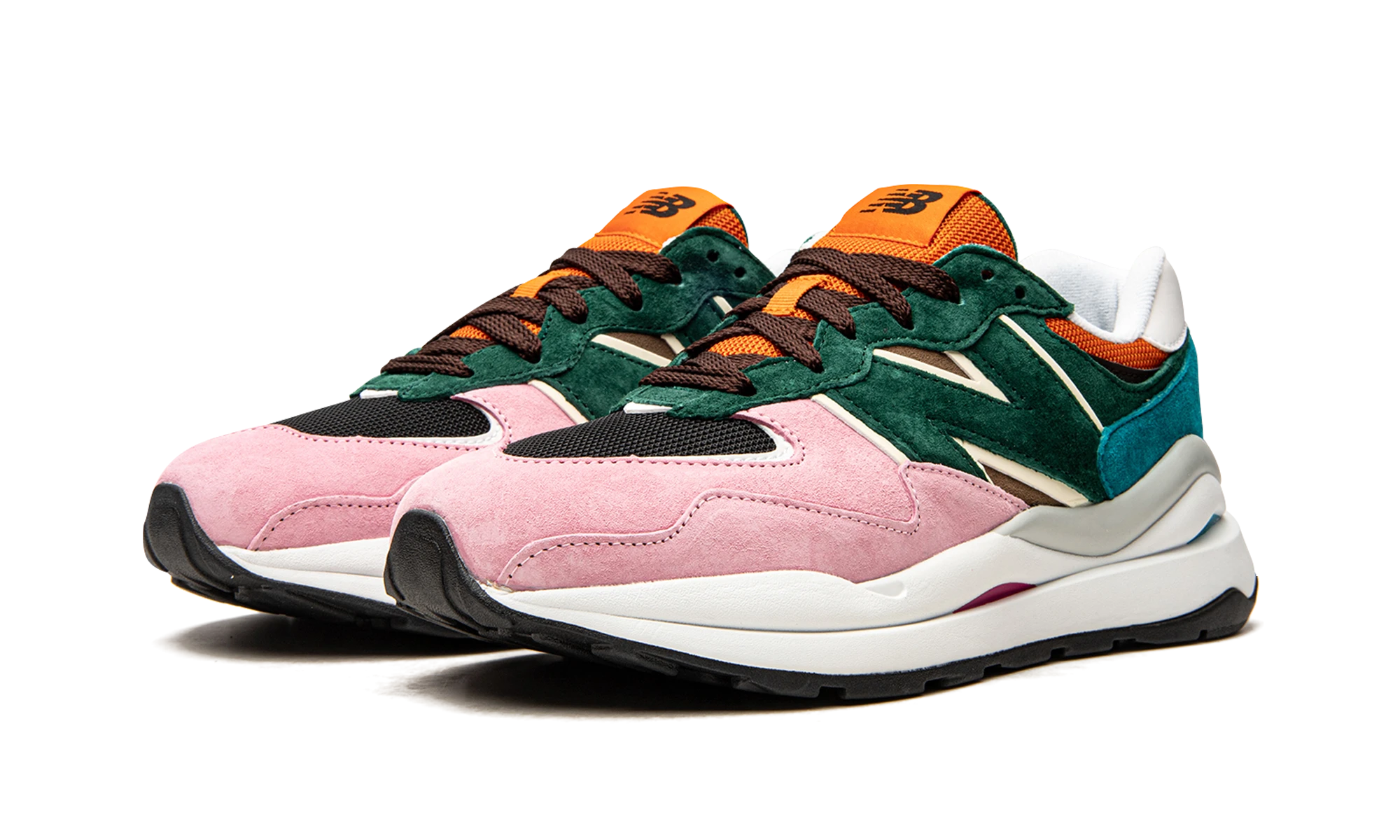 Detail of the inner side of the sneaker New Balance 57/40 Pink Lemonade Green Black Orange (M5740FM1) noir, rose et vert.