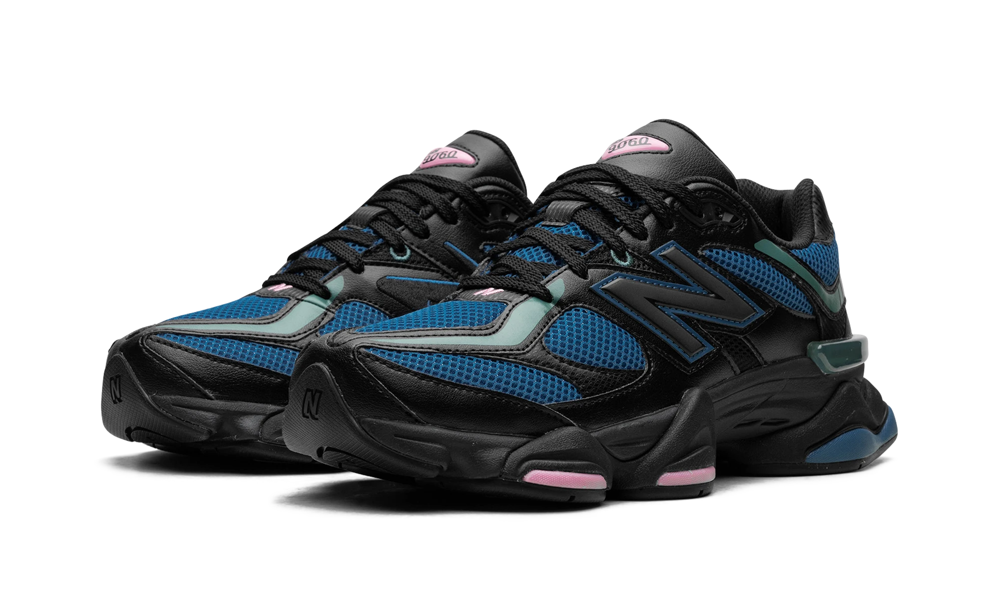 Detail van de binnenkant van de sneaker New Balance 9060 Blue Agate (U9060AGC) noir et bleu.