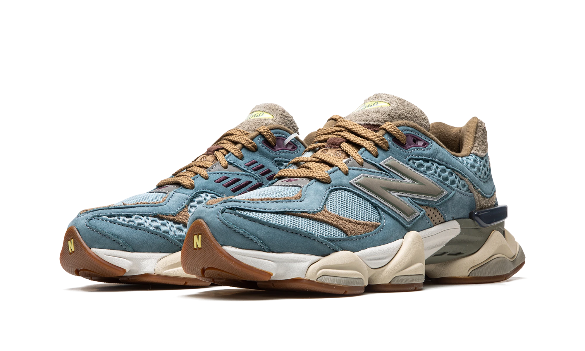 Detail of the inner side of the sneaker New Balance 9060 Bodega Age of Discovery (U9060BD1) bleu, blanc et beige.