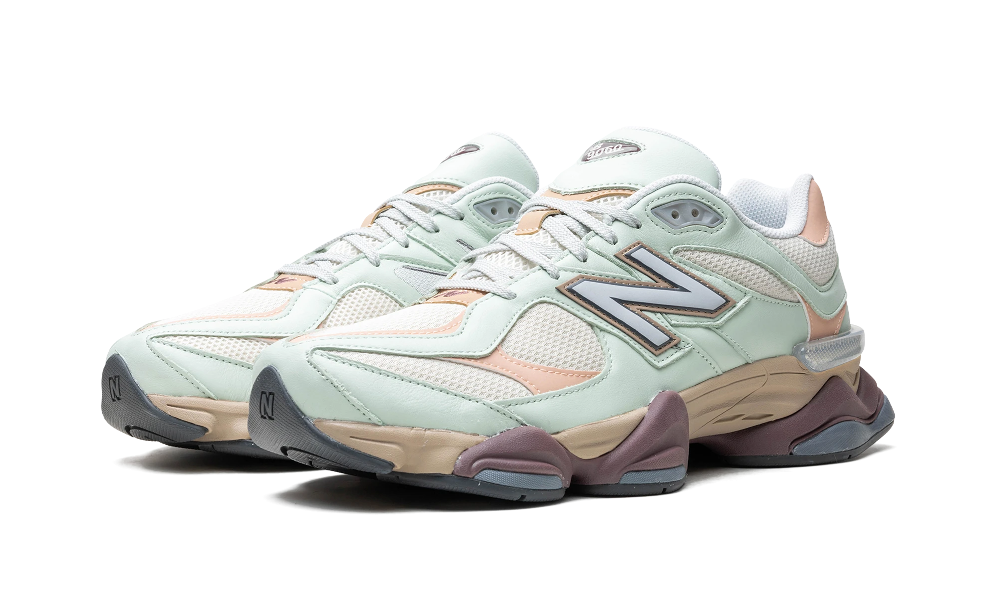 Detail van de binnenkant van de sneaker New Balance 9060 Clay Ash (U9060GCA) gris, beige et noir.