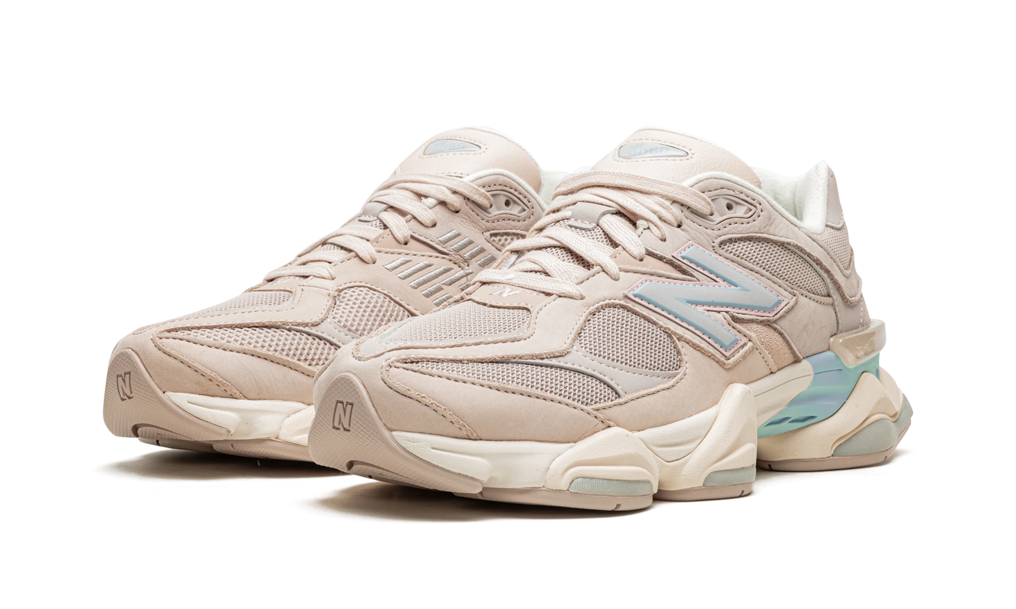 Detail van de binnenkant van de sneaker New Balance 9060 Ivory Cream Pink Sand (U9060WCG) blanc, beige et rose.
