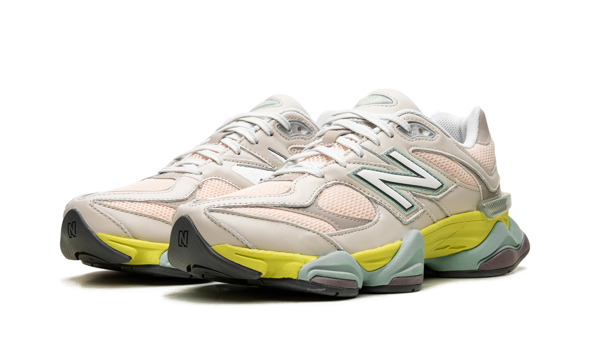 Detail van de binnenkant van de sneaker New Balance 9060 Moonbeam Vintage Rose Lime (U9060GCB) rose et vert.