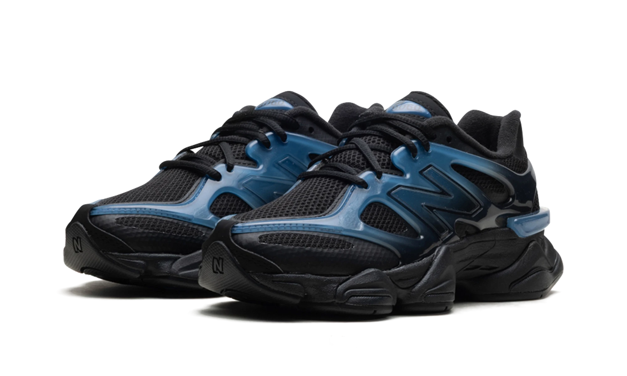 Detail van de binnenkant van de sneaker New Balance 9060 Navy Blue Black Gradient (U9060IDW) bleu et noir.