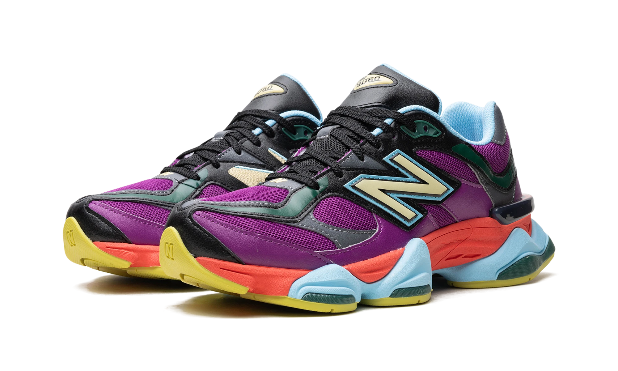 Detail van de binnenkant van de sneaker New Balance 9060 Neon Nights (U9060RPO) violet, rouge et bleu.