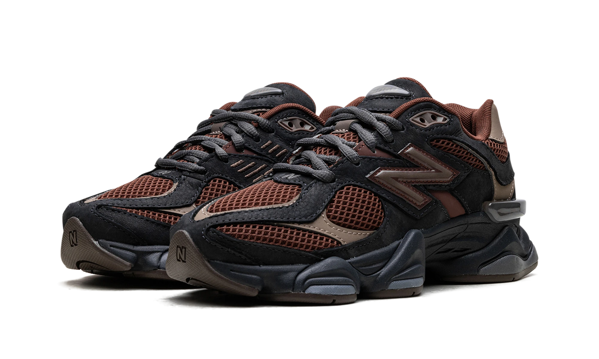 Detail van de binnenkant van de sneaker New Balance 9060 Phantom Rich Oak (U9060RFB) noir et beige.