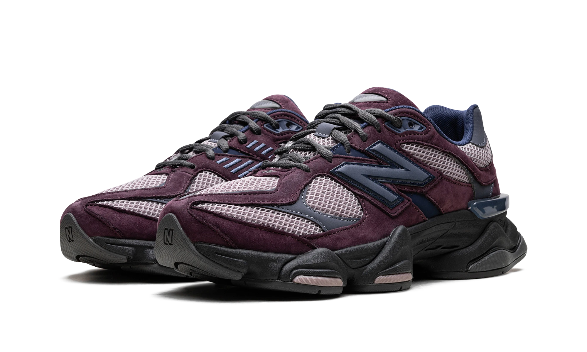 Detail van de binnenkant van de sneaker New Balance 9060 Plum Brown Ice Wine (U9060RFC) violet, marron et noir.