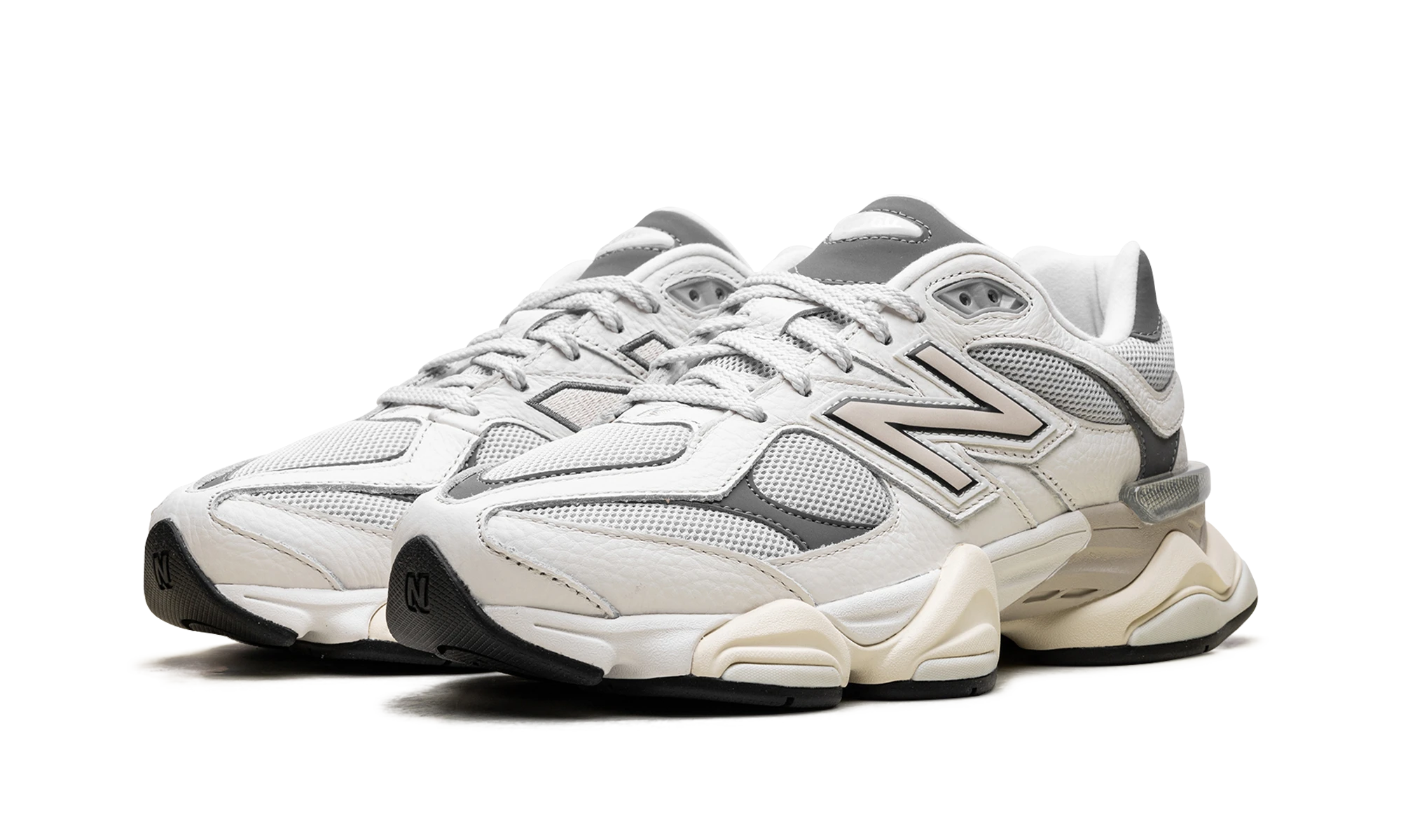 Detail of the inner side of the sneaker New Balance 9060 Sea Salt Castlerock (U9060AGA) blanc.