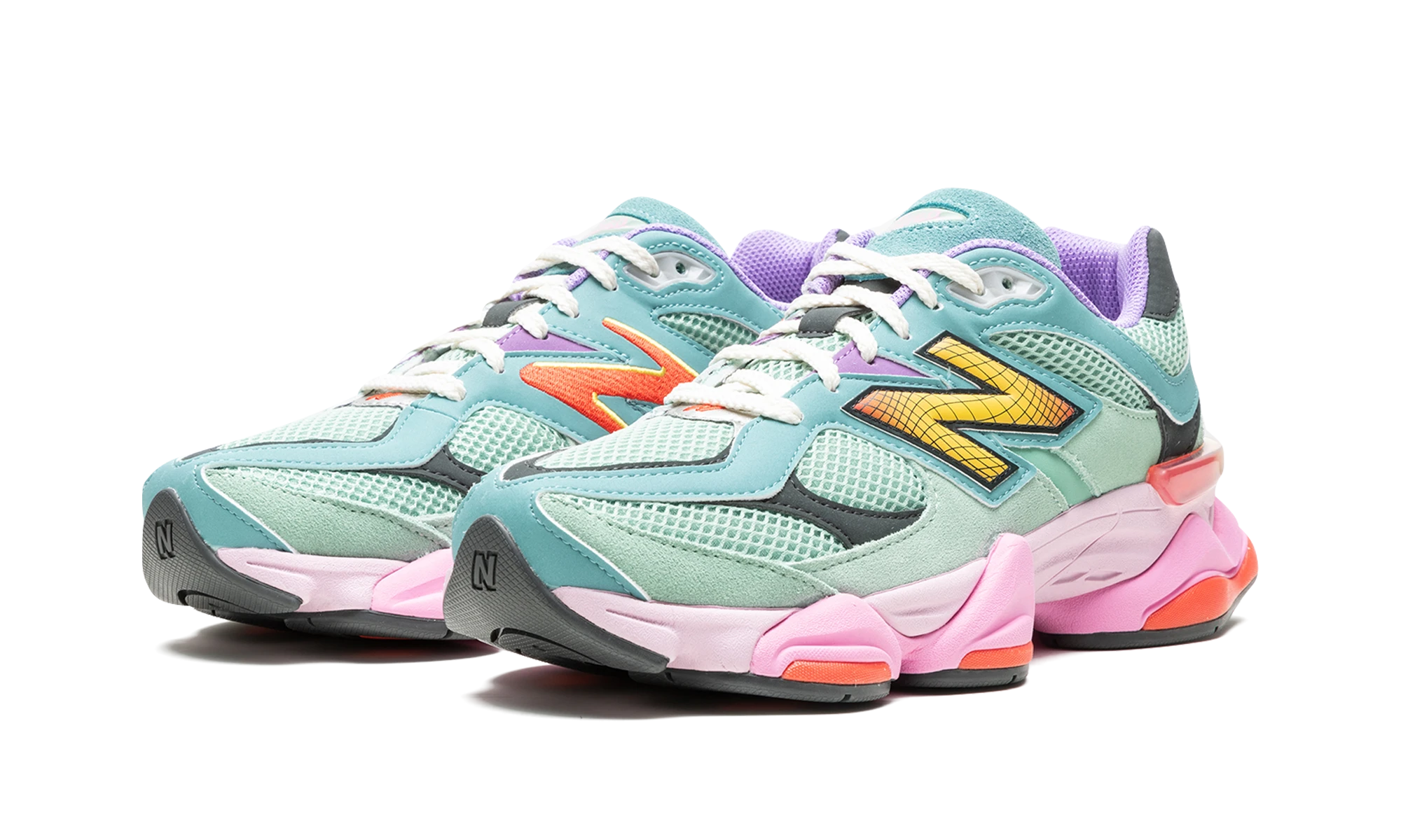 Detail van de binnenkant van de sneaker New Balance 9060 Warped Multi-Color (U9060WRB) vert et rouge.
