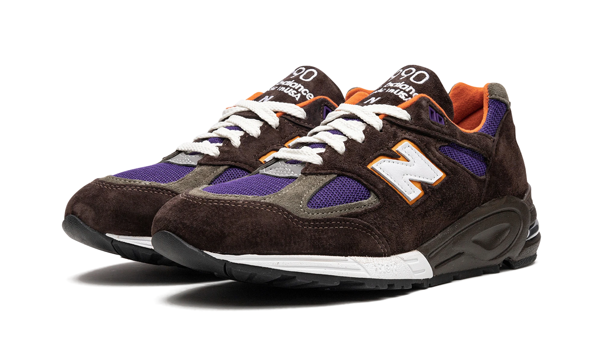 Detail of the inner side of the sneaker New Balance 990v2 MiUSA Brown Purple (M990BR2) marron, gris et violet.