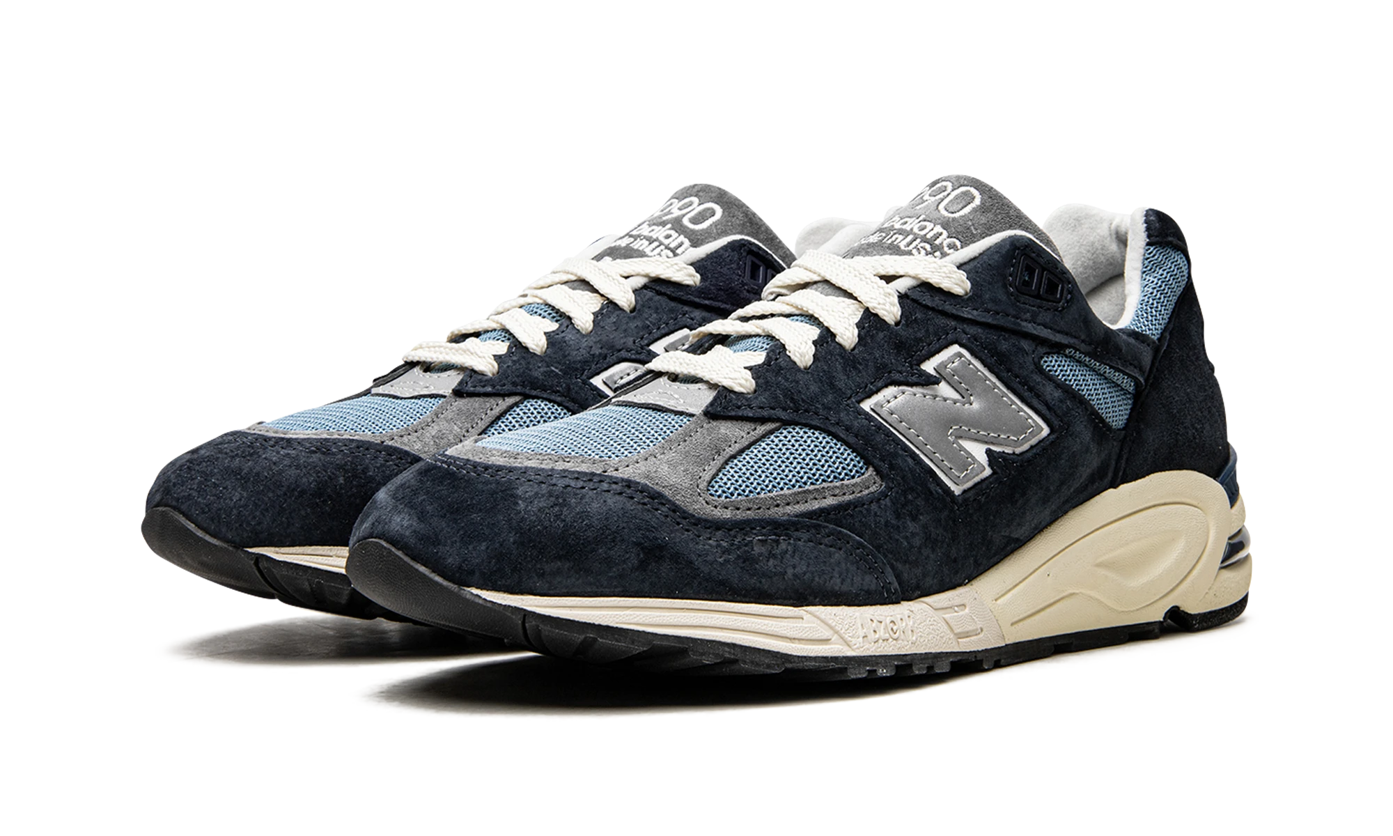 Detail of the inner side of the sneaker New Balance 990v2 MiUSA Teddy Santis Navy Castlerock (M990TB2) bleu.