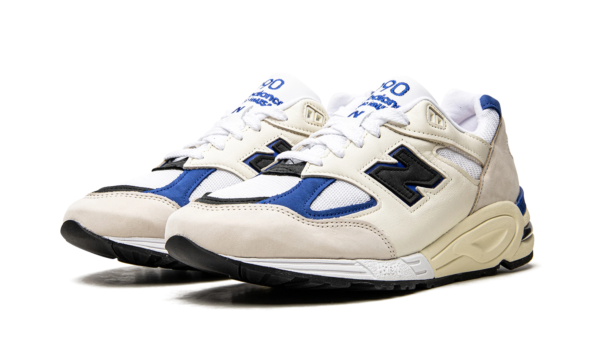 Detail of the inner side of the sneaker New Balance 990v2 MiUSA White Blue (M990WB2) blanc et bleu.