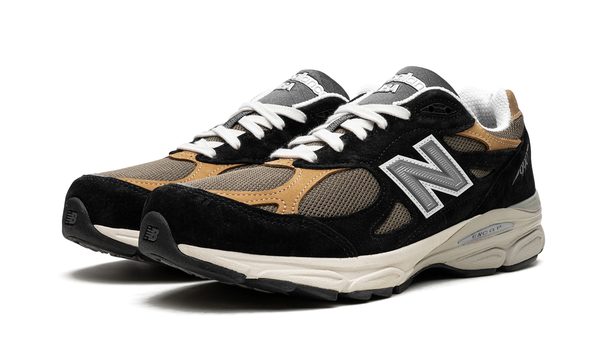 Detail of the inner side of the sneaker New Balance 990v3 MiUSA Black Tan (M990BB3) noir et beige.