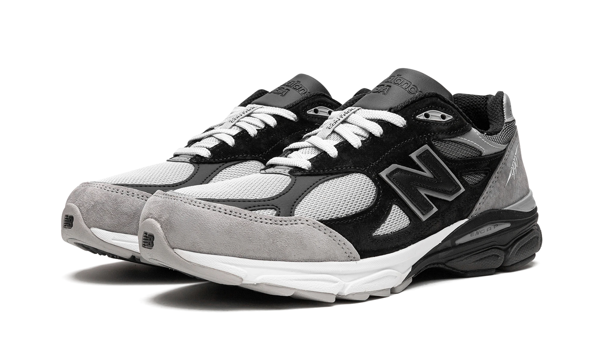 Detail of the inner side of the sneaker New Balance 990v3 MiUSA DTLR GR3YSCALE (M990DL3) noir et gris.