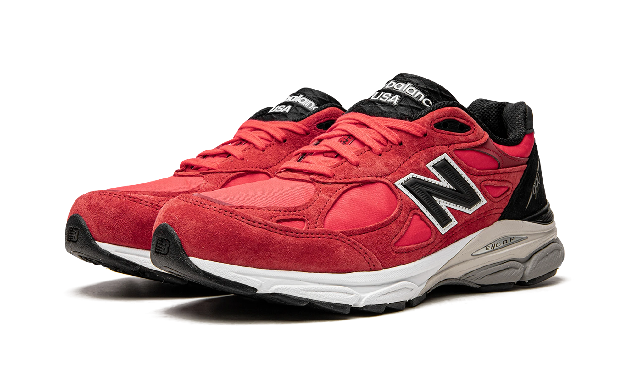 Detail of the inner side of the sneaker New Balance 990v3 MiUSA Red Suede (M990PL3) rouge, rose et noir.