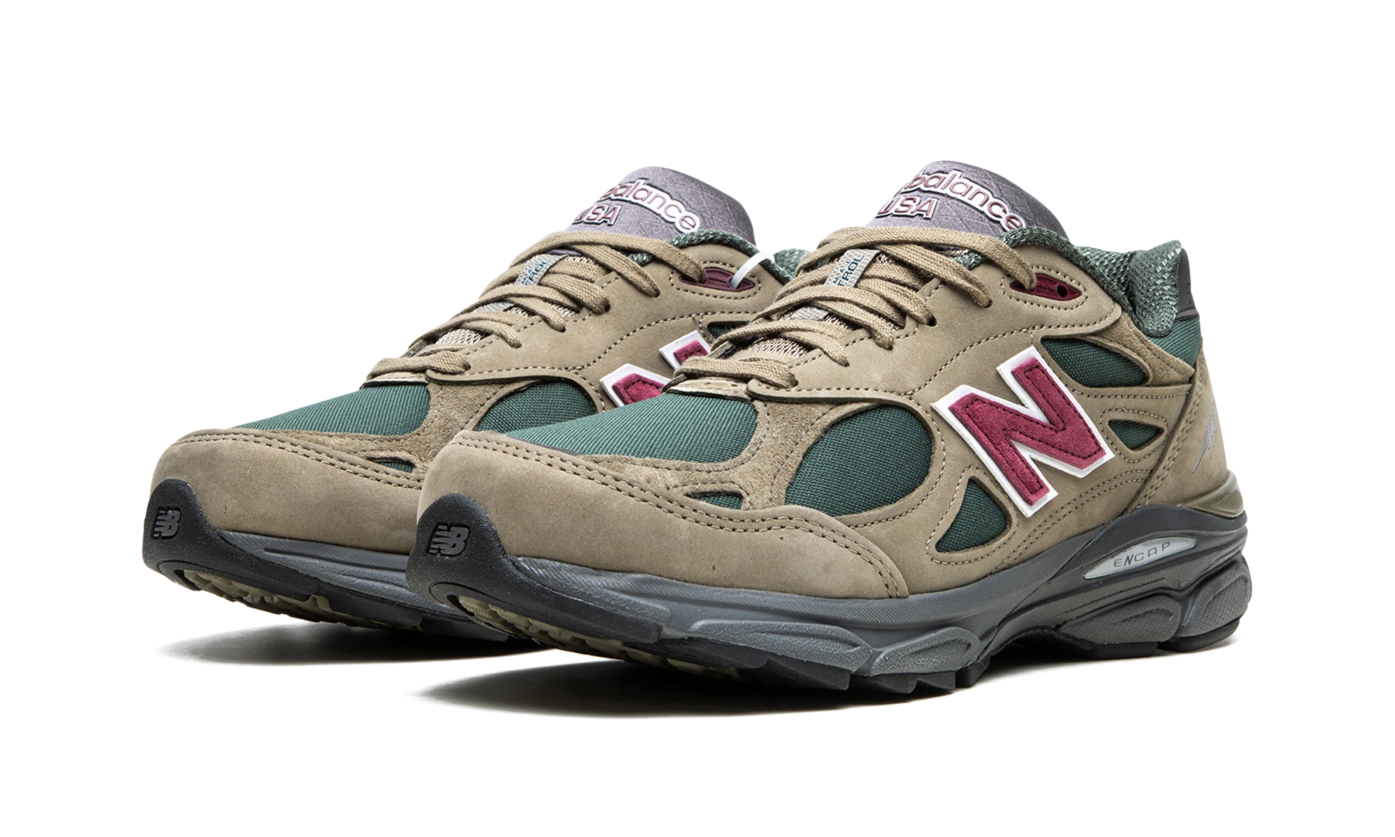 Detail of the inner side of the sneaker New Balance 990v3 MiUSA Teddy Santis Green Purple (M990GP3) vert et violet.