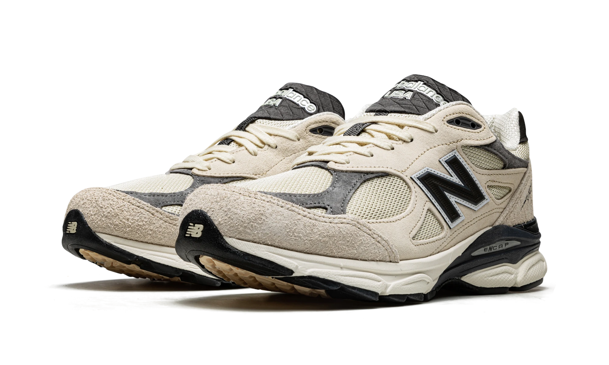 Detail of the inner side of the sneaker New Balance 990v3 MiUSA Teddy Santis Moonbeam (M990AD3) multicolore.