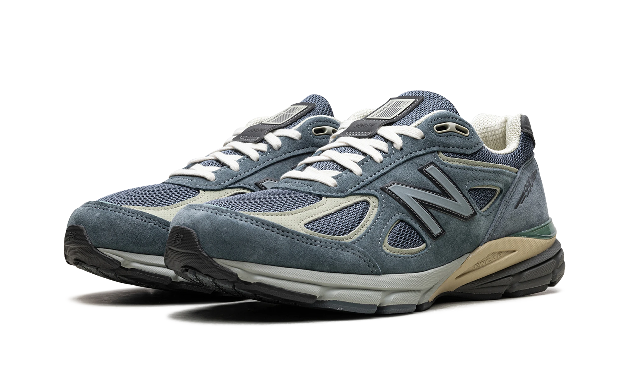 Detail of the inner side of the sneaker New Balance 990v4 MiUSA Auralee Blue (U990AL4) bleu, blanc et beige.