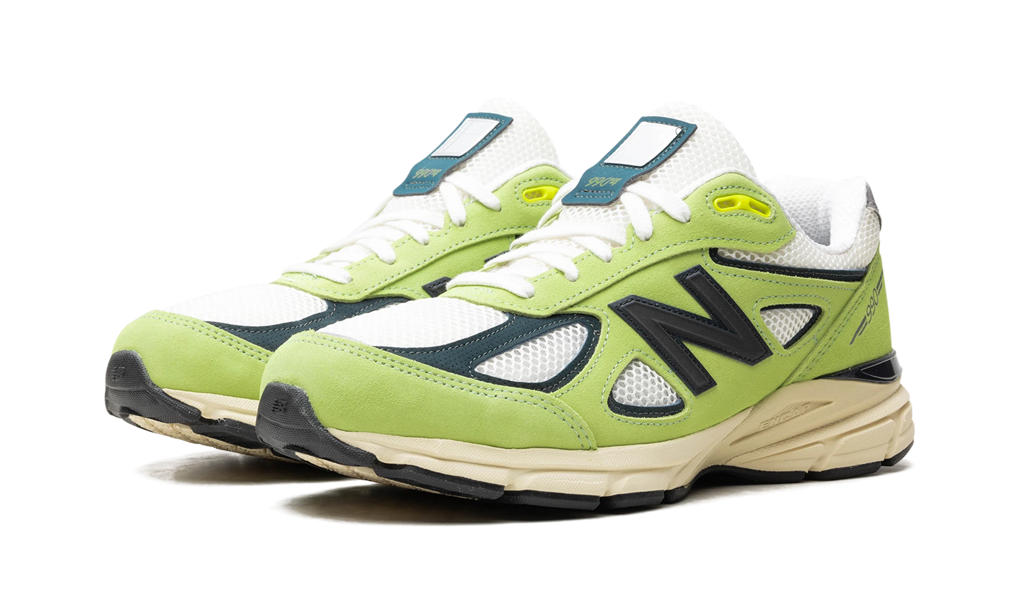 Detail of the inner side of the sneaker New Balance 990v4 MiUSA Teddy Hi-Lite (U990NB4) blanc.
