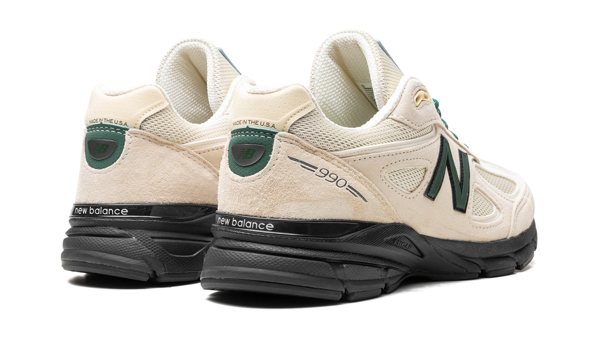 Coppia di scarpe New Balance 990v4 MiUSA Teddy Santis Macadamia Nut (U990GB4) nuove e autentiche con scatola originale.