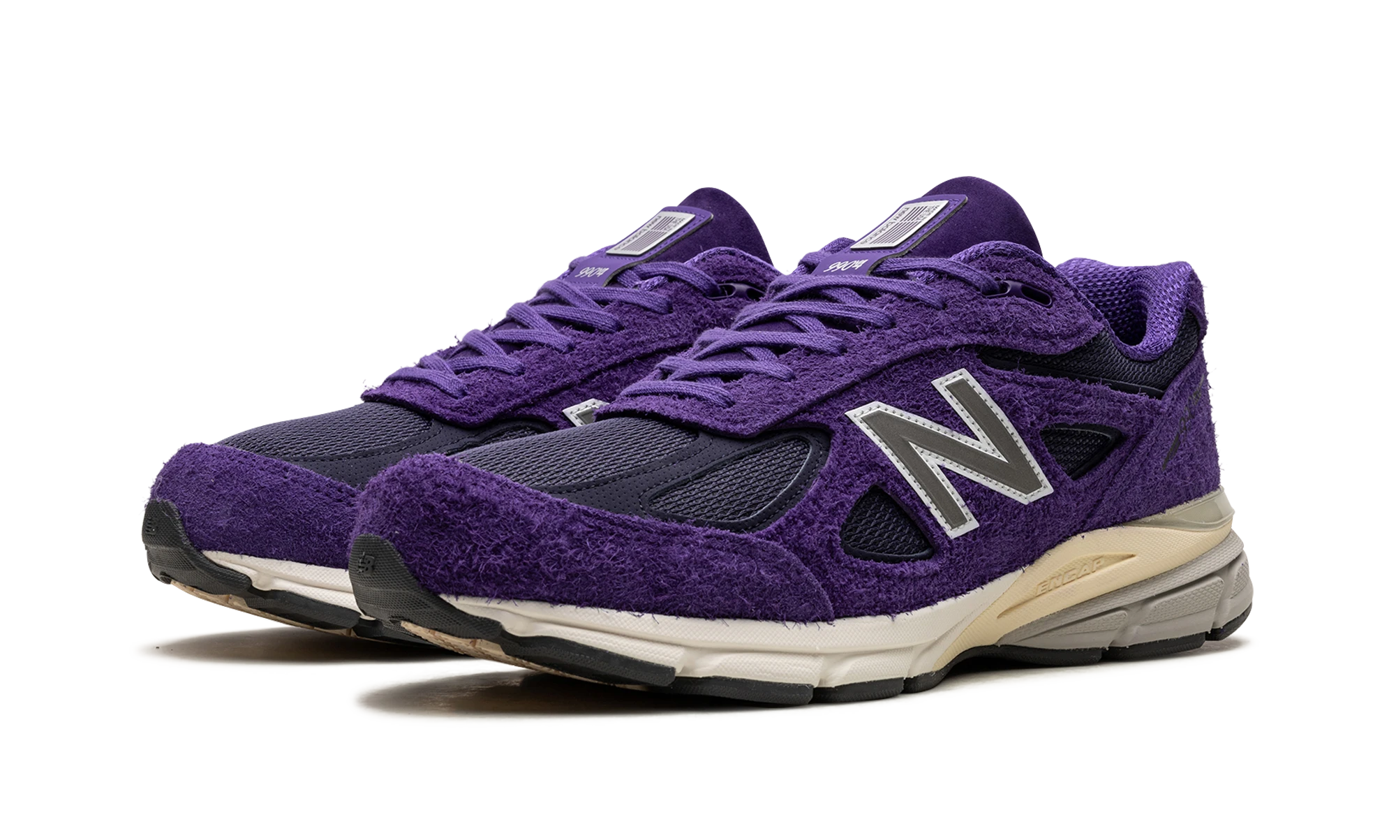 Detail of the inner side of the sneaker New Balance 990v4 MiUSA Teddy Santis Plum Purple (U990TB4) violet, blanc et noir.