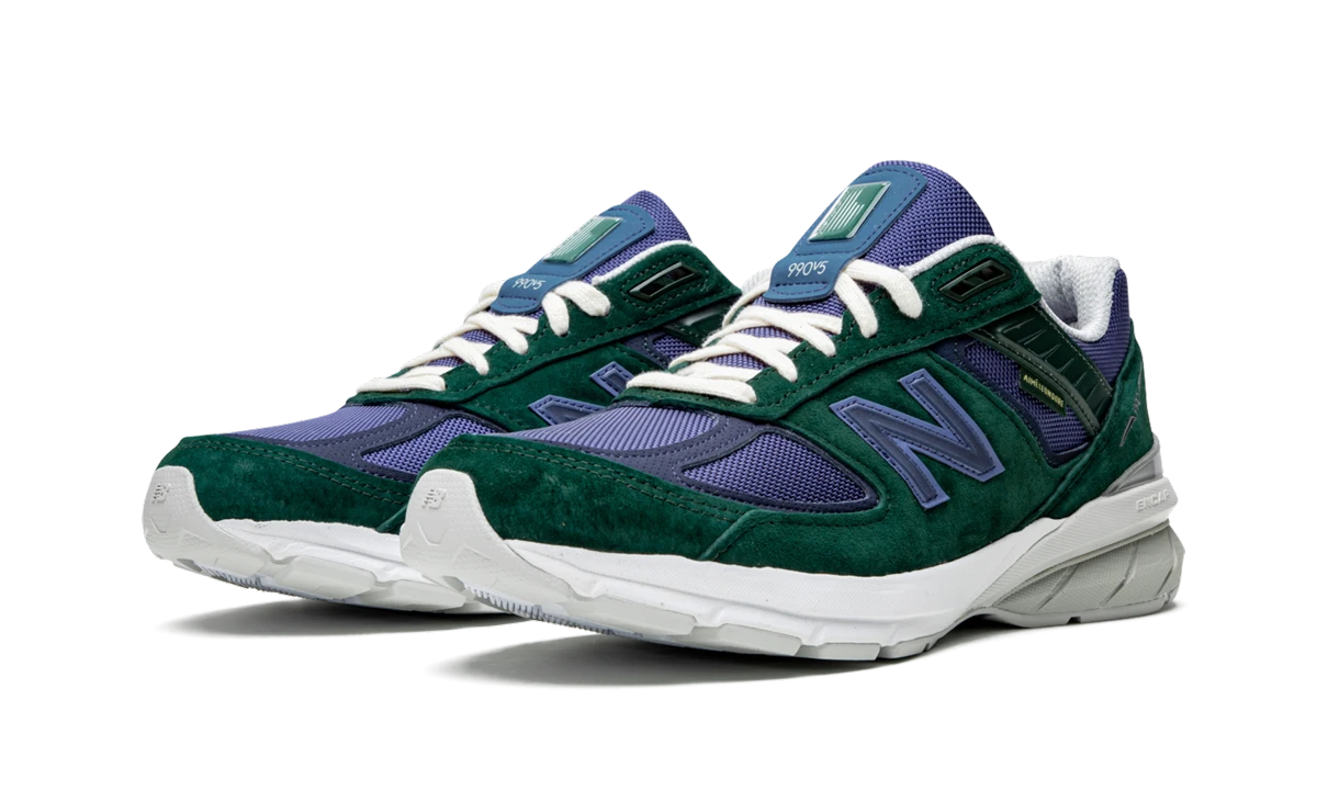 Detail of the inner side of the sneaker New Balance 990v5 Aime Leon Dore Life in the Balance (M990AL5) vert et bleu.