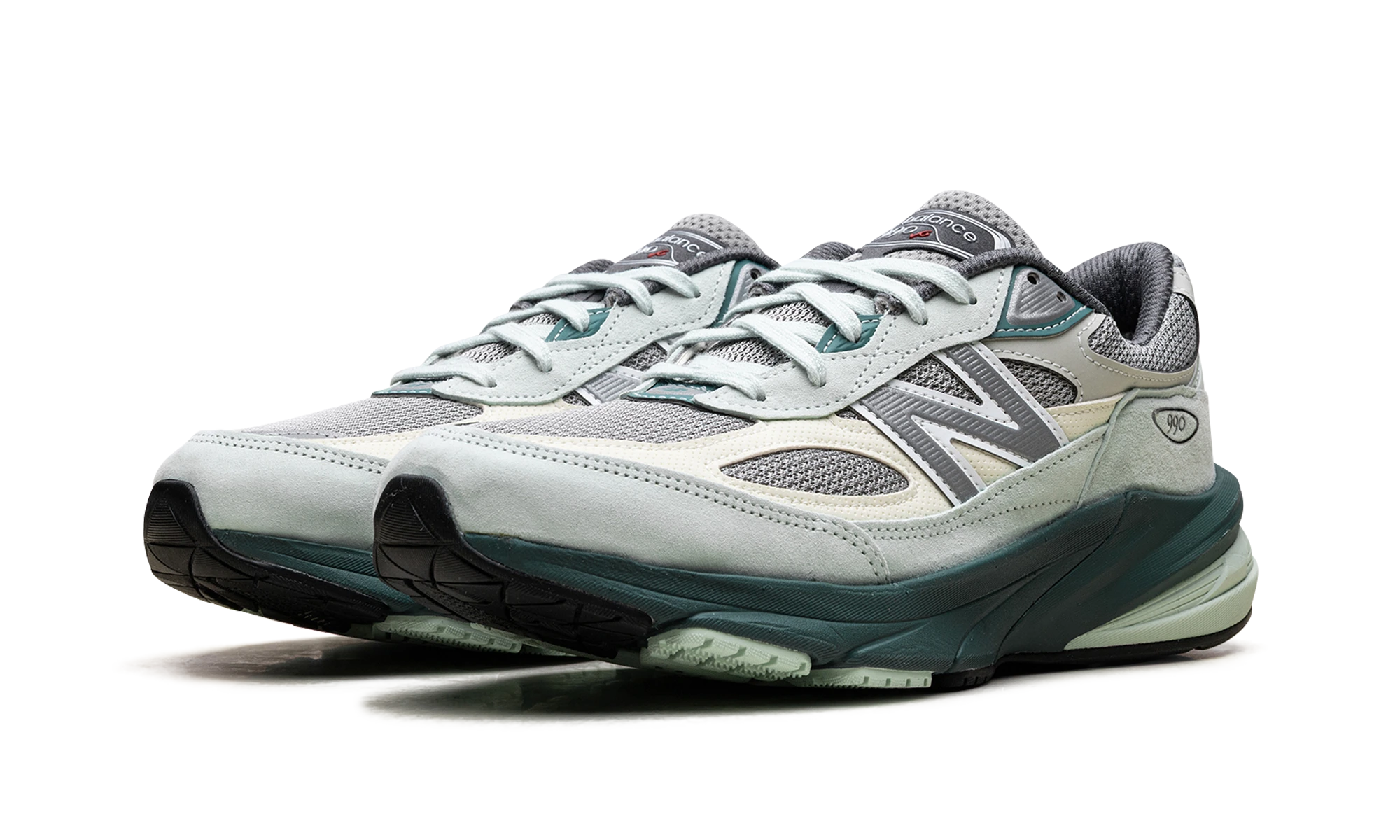 Detail of the inner side of the sneaker New Balance 990v6 MiUSA Community Mint (U990GT6) gris.