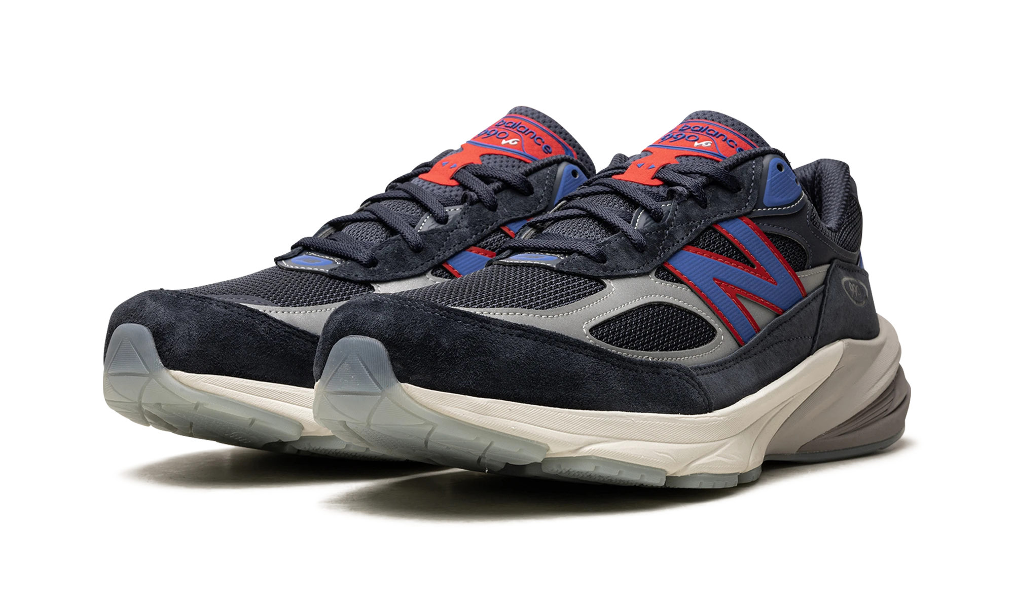 Detail of the inner side of the sneaker New Balance 990v6 MiUSA Ronnie Fieg Madison Square Garden Navy (U990KR6) bleu et rouge.