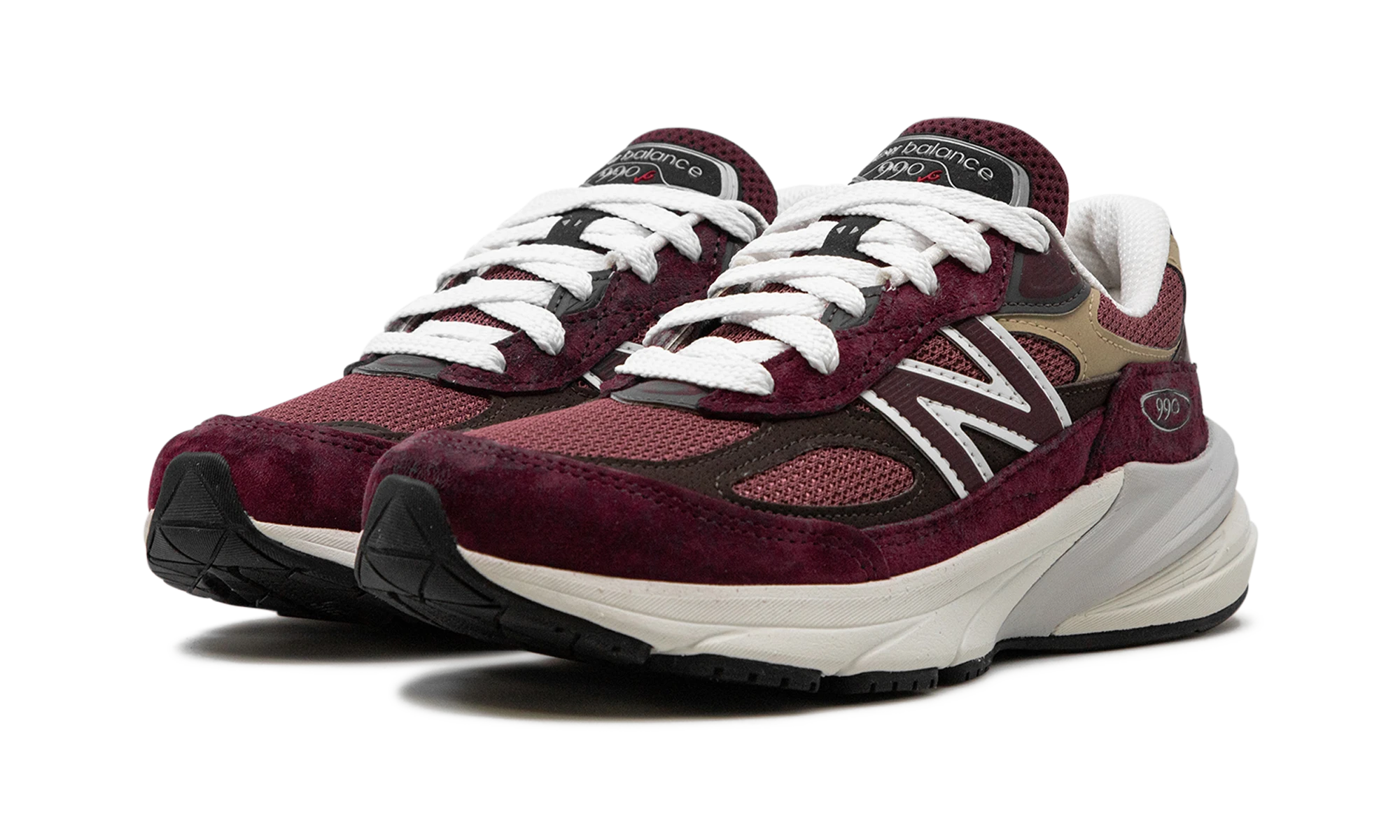 Detalle del lado interior de la zapatilla New Balance 990v6 MiUSA Teddy Santis Burgundy Tan (U990BT6) marron et beige.