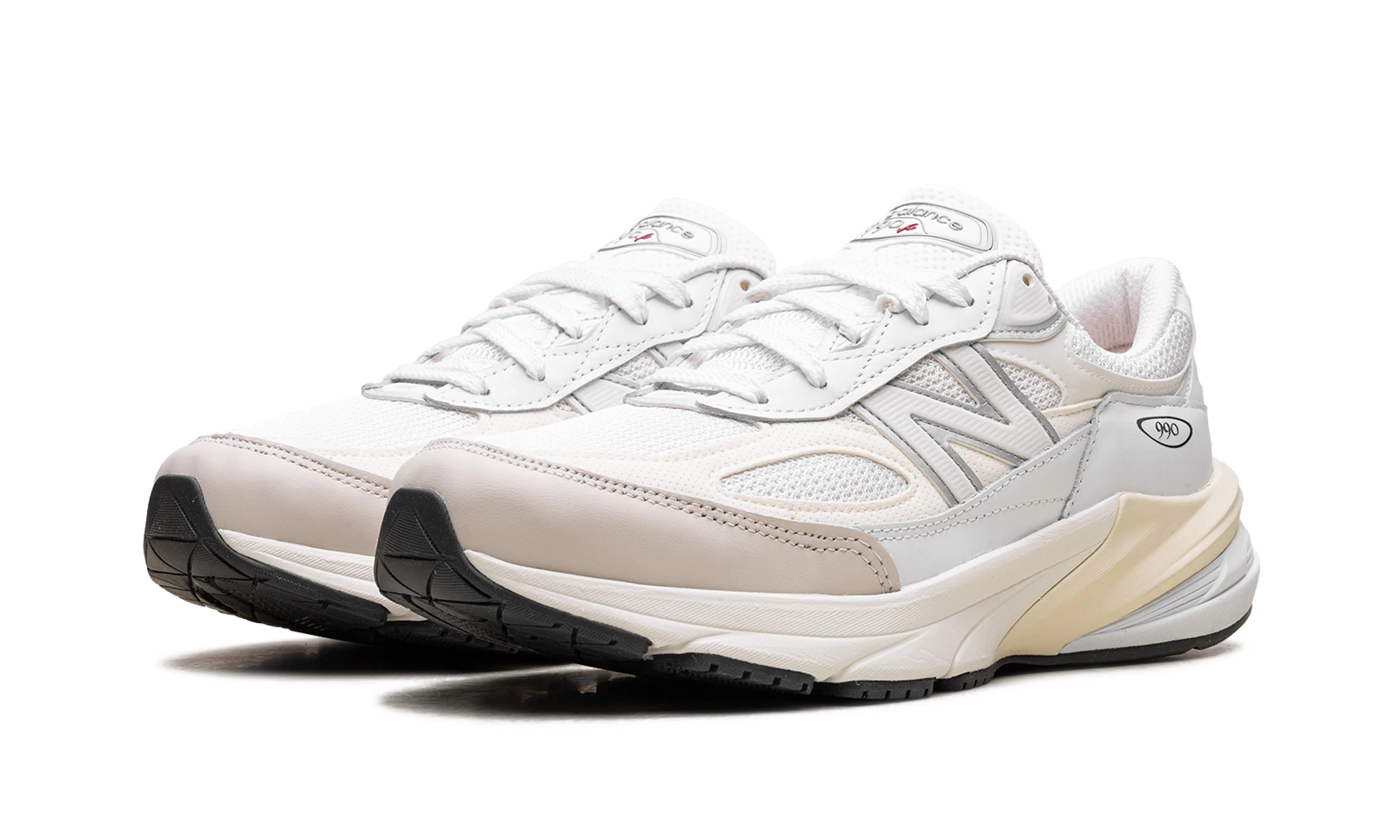 Detail of the inner side of the sneaker New Balance 990v6 MiUSA White Sea Salt (U990GB6) blanc.