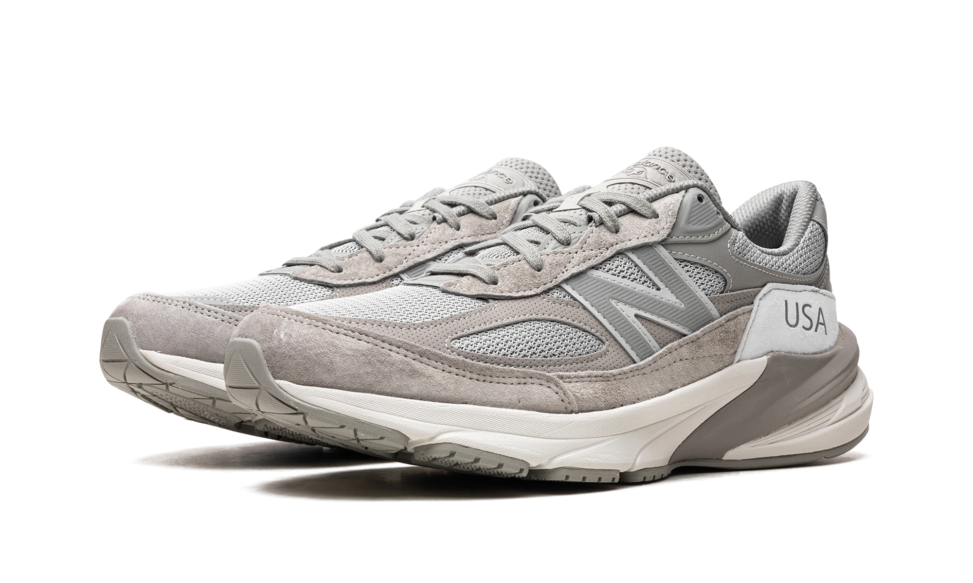 Detail of the inner side of the sneaker New Balance 990v6 MiUSA WTAPS (M990WT6) gris.