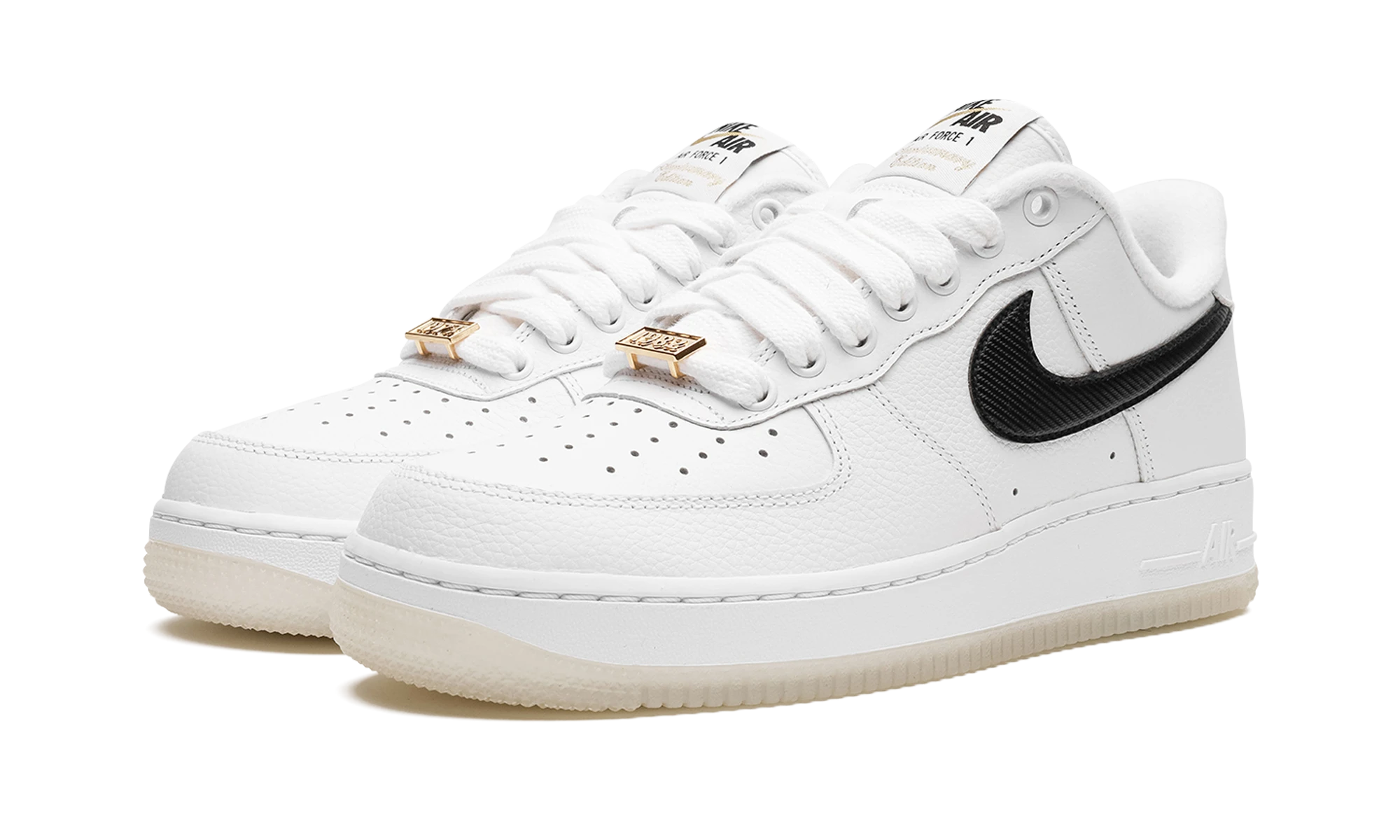 Detail of the inner side of the sneaker Nike Air Force 1 Low '07 40th Anniversary Edition Bronx Origins (DX2307-100) blanc, noir et or.