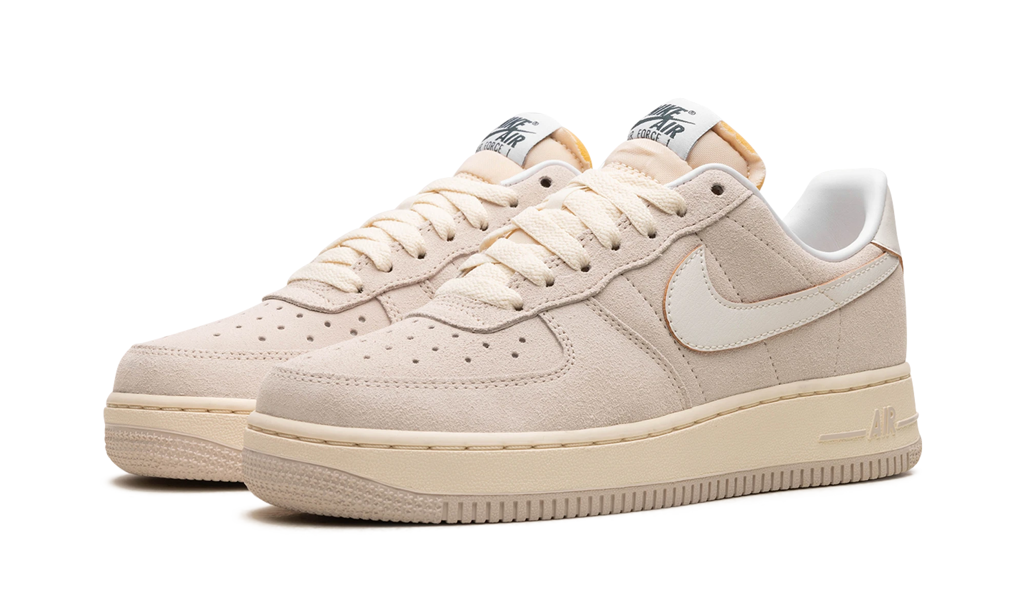 Detail of the inner side of the sneaker Nike Air Force 1 Low '07 Athletic Department Light Orewood Brown (FQ8077-104) marron, blanc et beige.