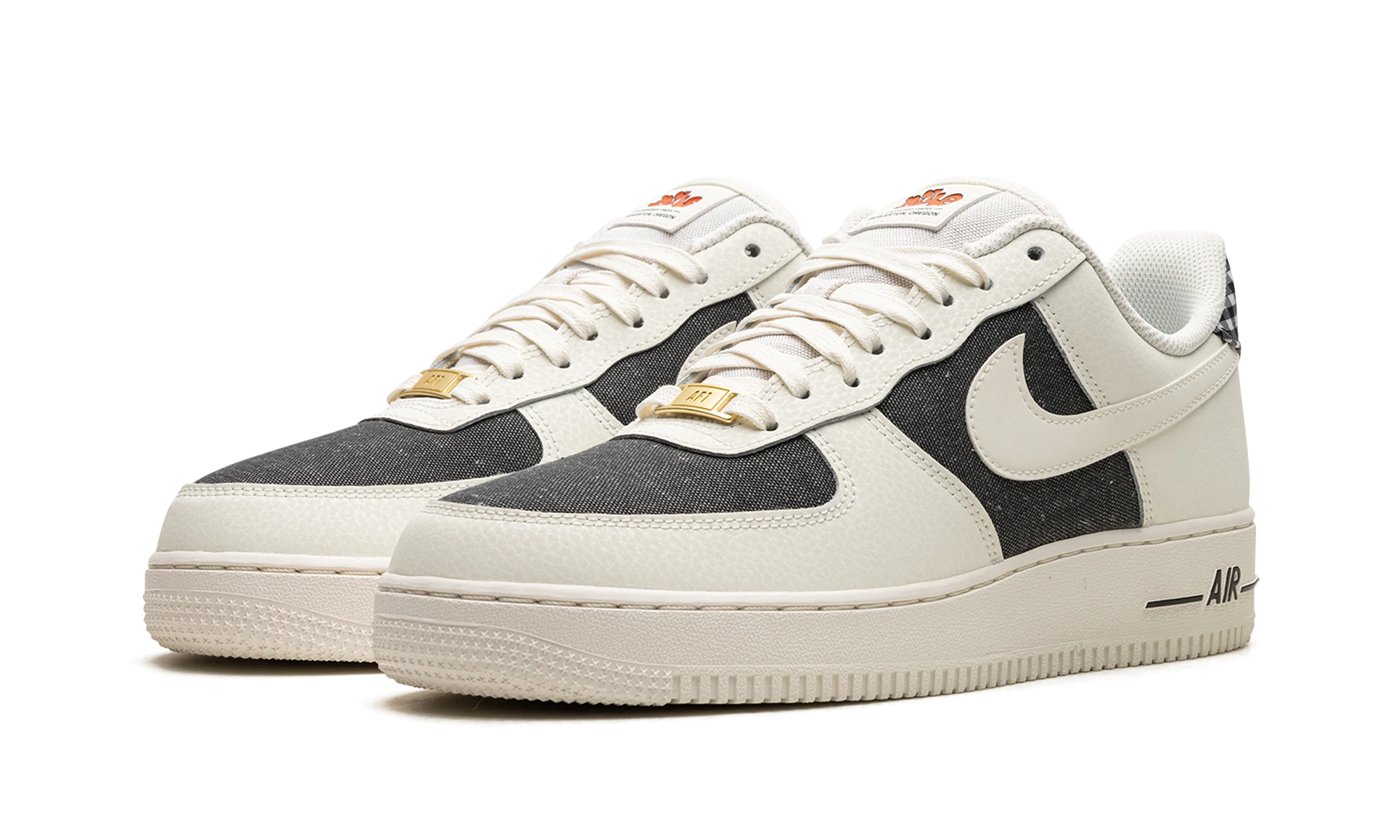 Detail of the inner side of the sneaker Nike Air Force 1 Low '07 Farmer's Market Designed Fresh (FJ4021-133) beige, gris et orange.