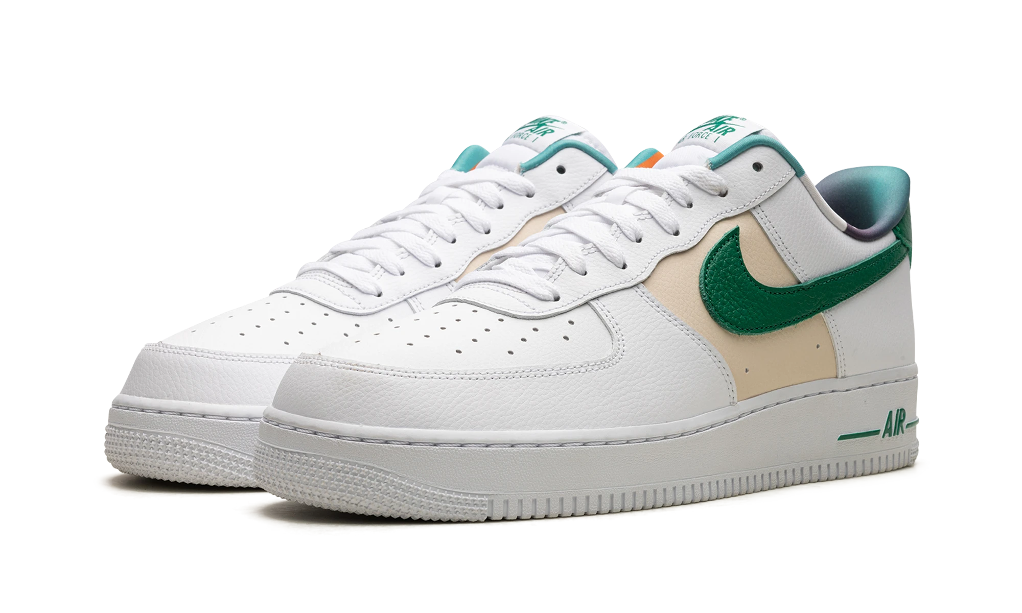 Детайл на вътрешната страна на маратонка Nike Air Force 1 Low '07 LV8 White Malachite (DM0109-100) blanc.