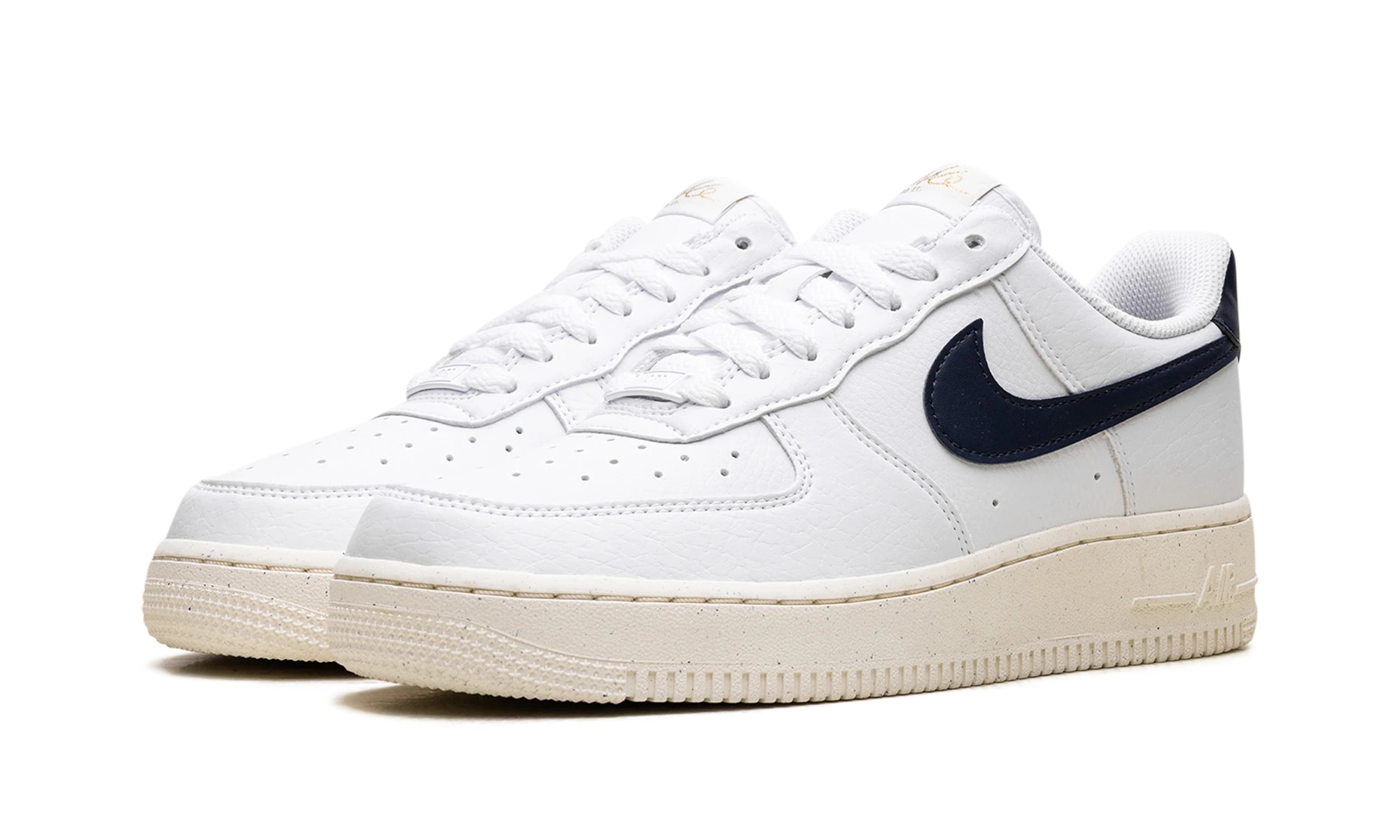 Detail of the inner side of the sneaker Nike Air Force 1 Low '07 Olympic (FZ6768-100) blanc et noir.
