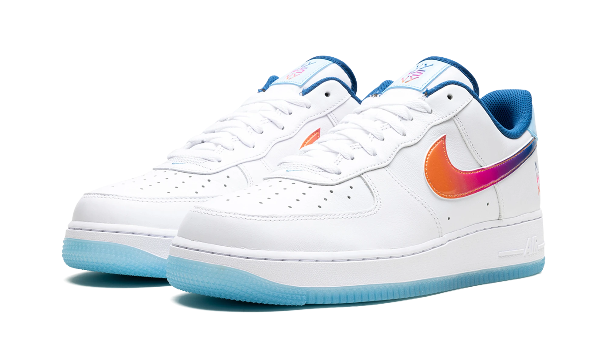 Detail of the inner side of the sneaker Nike Air Force 1 Low '07 PRM NY vs. NY (HF4833-100) blanc, bleu et rose.
