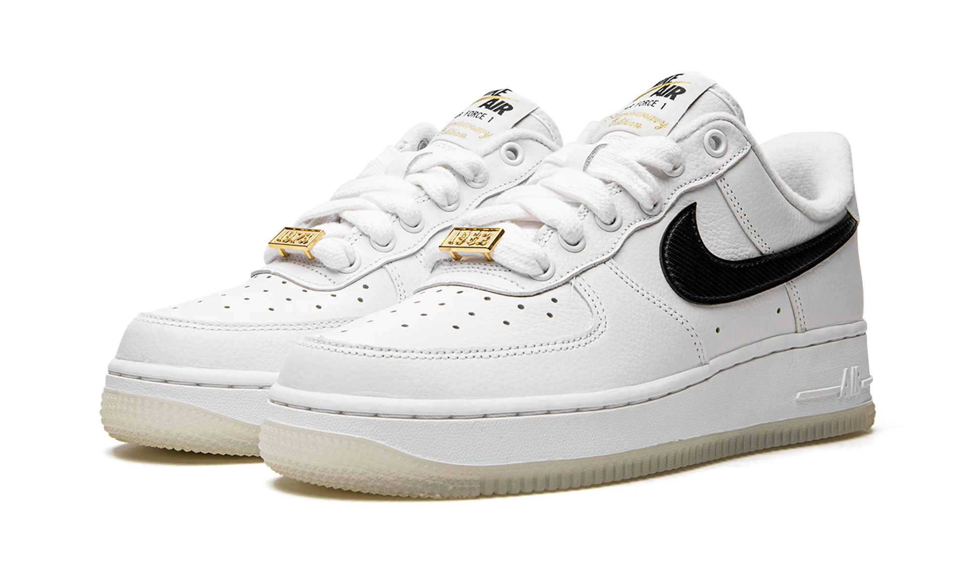 Detail of the inner side of the sneaker Nike Air Force 1 Low 40th Anniversary Edition Bronx Origins (DX2305-100) blanc, noir et or.