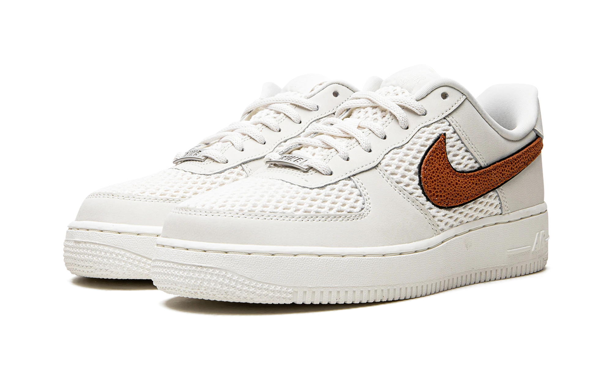 Detail of the inner side of the sneaker Nike Air Force 1 Low Basketball Leather Light Bone Sail (DZ5228-100) multicolore.