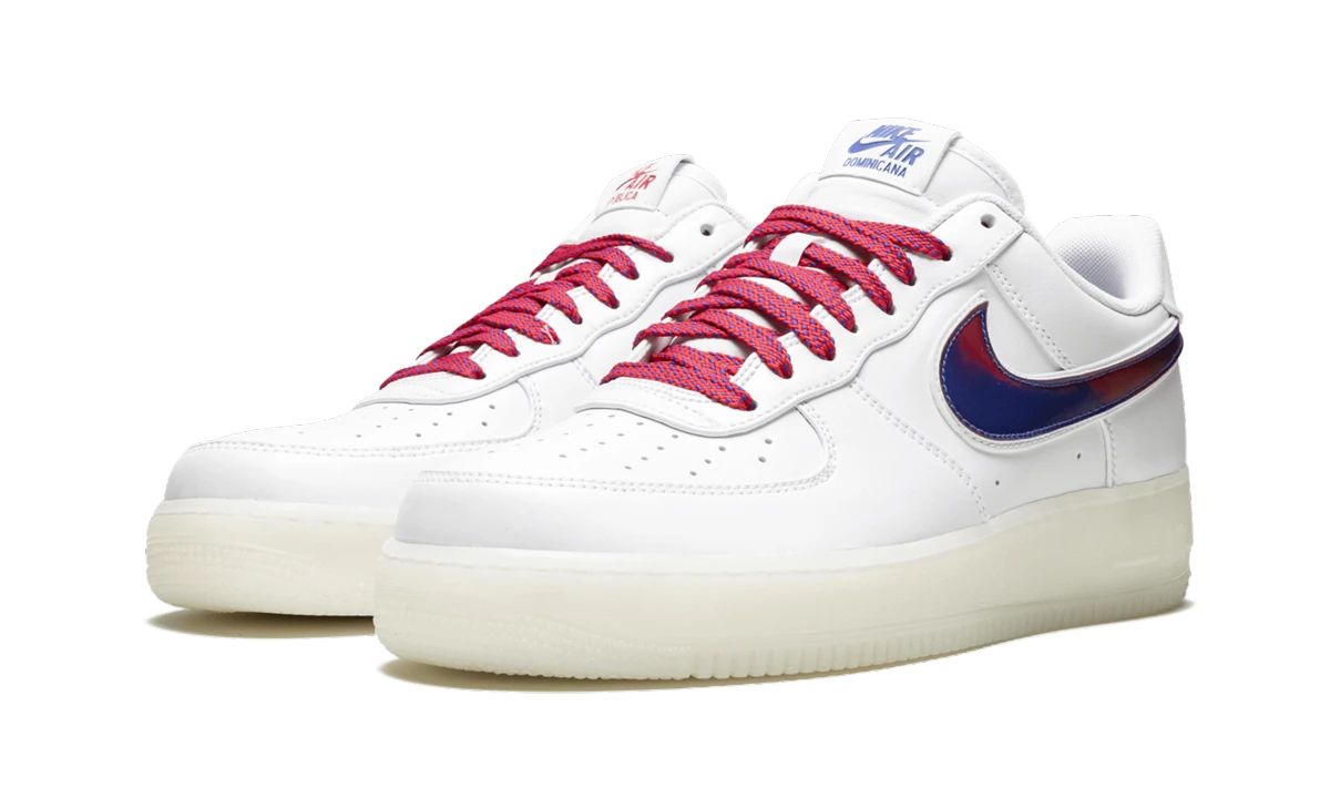Detail vnútornej strany teniska Nike Air Force 1 Low De Lo Mio (Wooden Box) (BQ8448-100) blanc, bleu et rouge.
