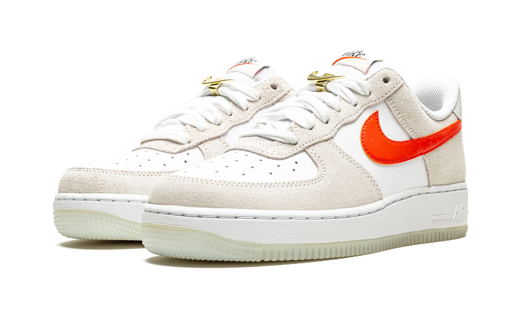 Detail of the inner side of the sneaker Nike Air Force 1 Low First Use Cream (DA8302-101) multicolore.