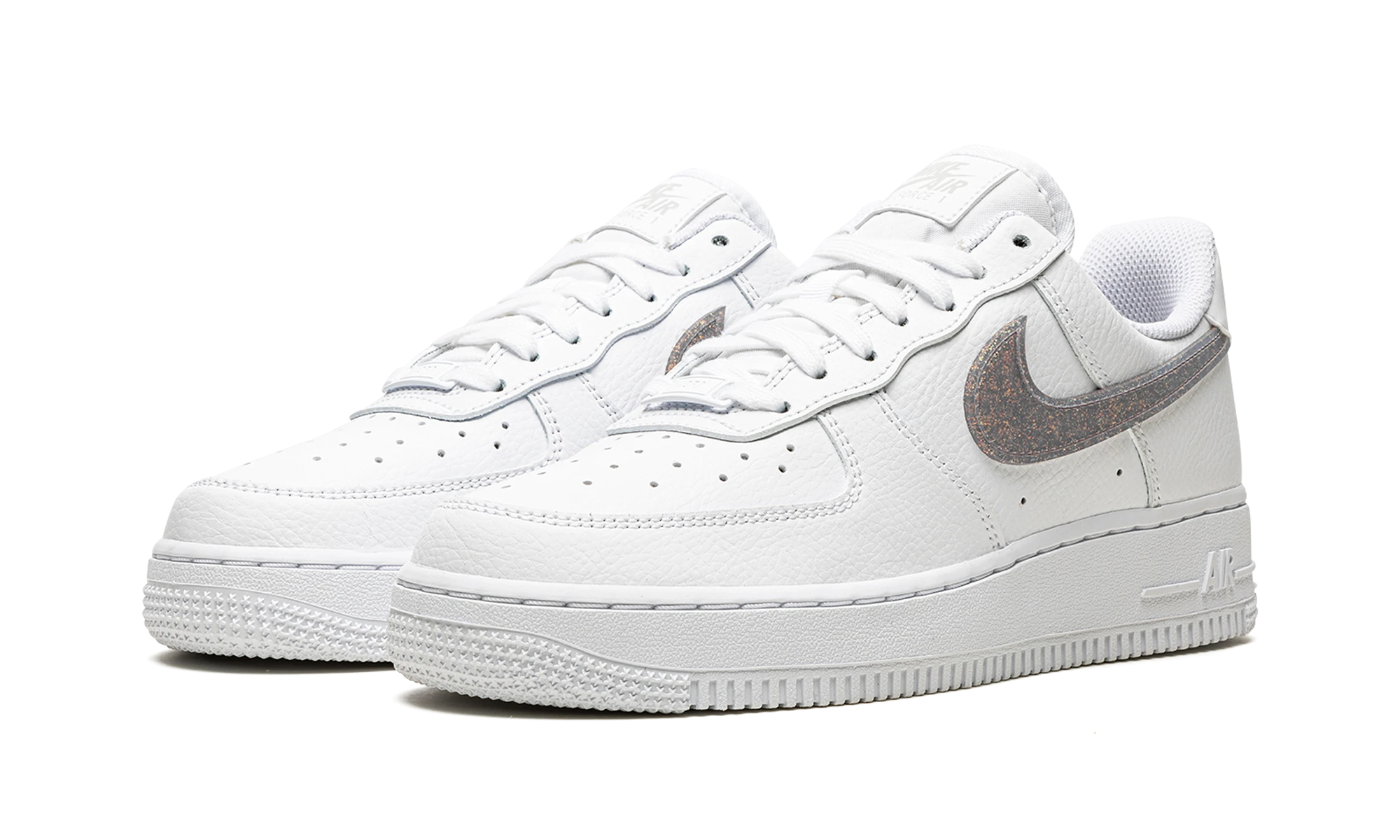 Detail vnútornej strany teniska Nike Air Force 1 Low Glitter Swoosh Purple (DH4407-102) blanc, gris et violet.
