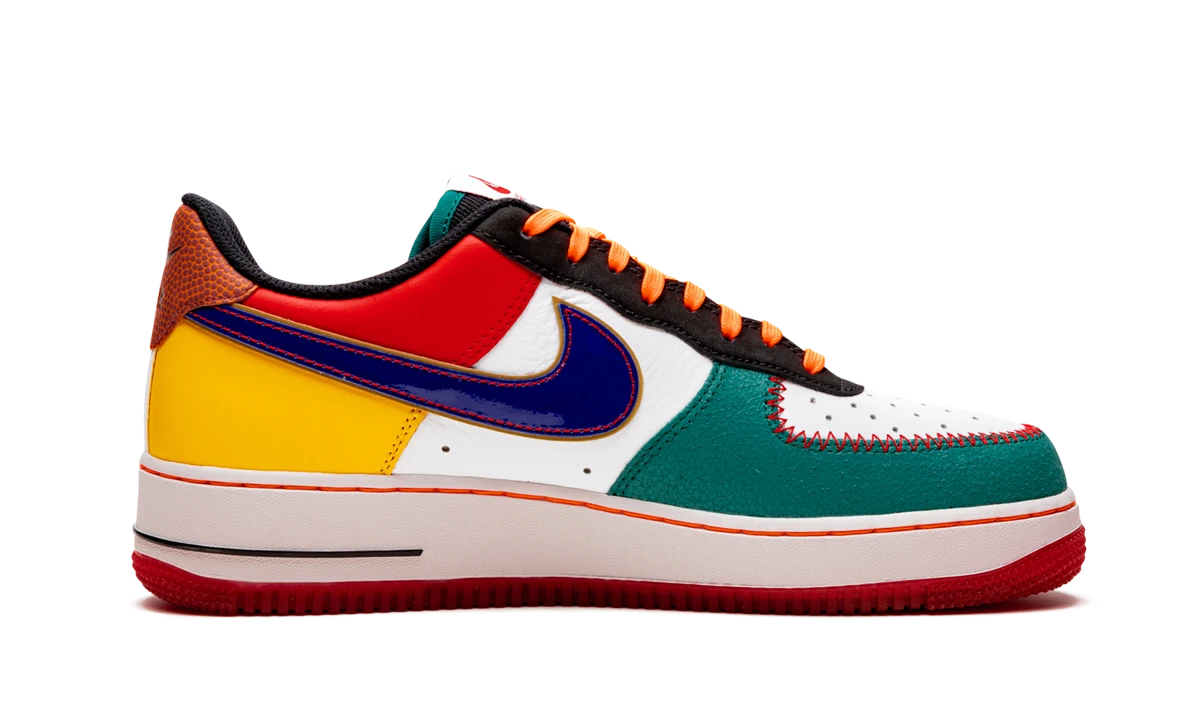 Detail of the inner side of the sneaker Nike Air Force 1 Low NYC City of Athletes (CT3610-100) blanc et noir.
