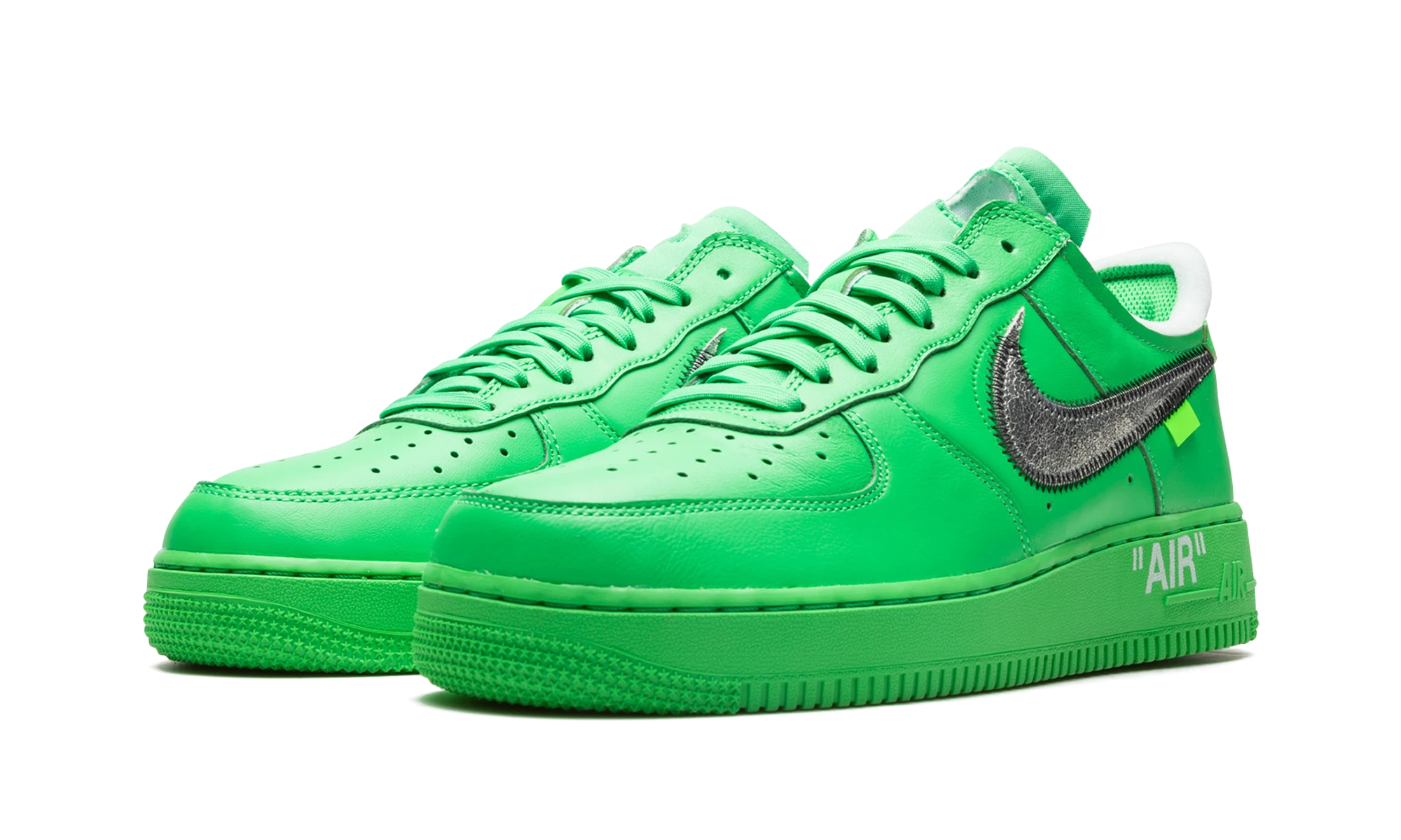 Vue de face de la paire de sneakers Nike Air Force 1 Low Off-White Brooklyn vert et argent.