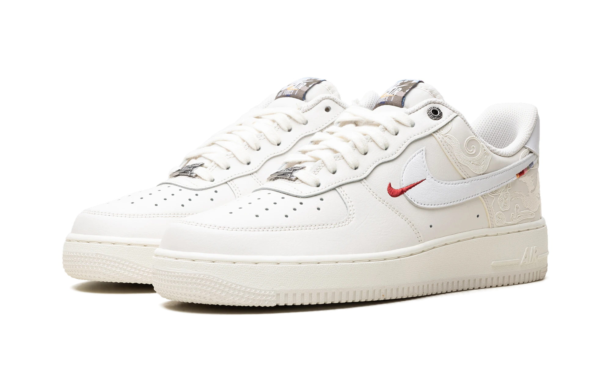 Detail of the inner side of the sneaker Nike Air Force 1 Low Pegasus Pack Phantom (IQ1119-011) noir, beige et blanc.